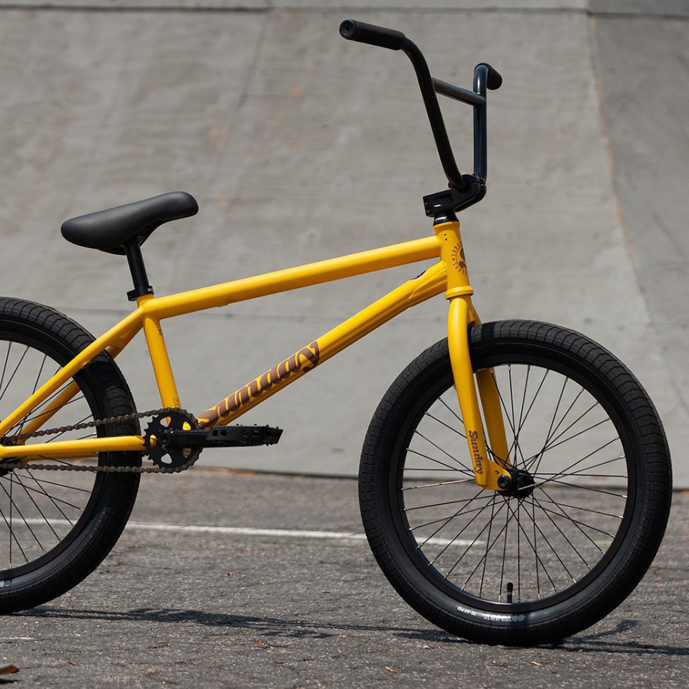 Велосипед BMX желтый, общий вид