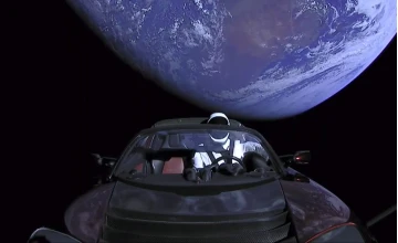 Электрокар Tesla Roadster разрушается в космосе