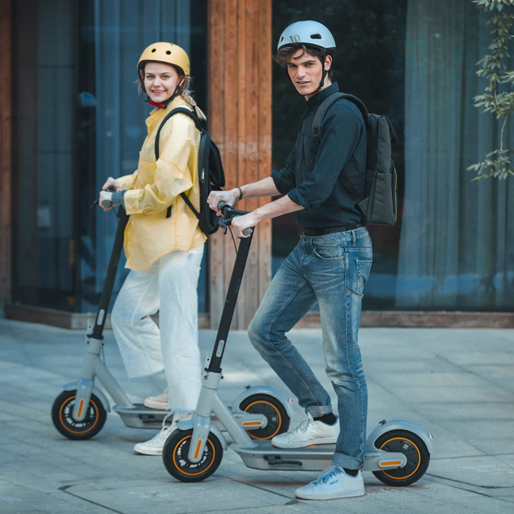 Электросамокат с человеком, общий вид