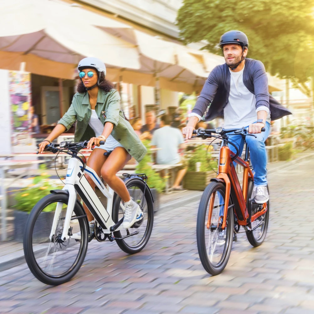 Электровелосипед в городе, общий вид