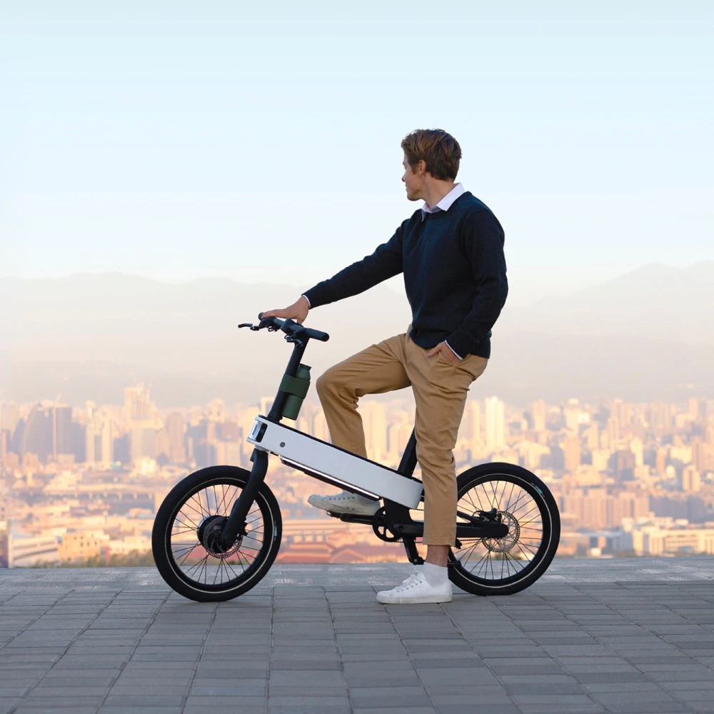 Электровелосипед с человеком, общий вид