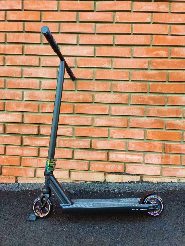 Трюковый самокат, вид сбоку