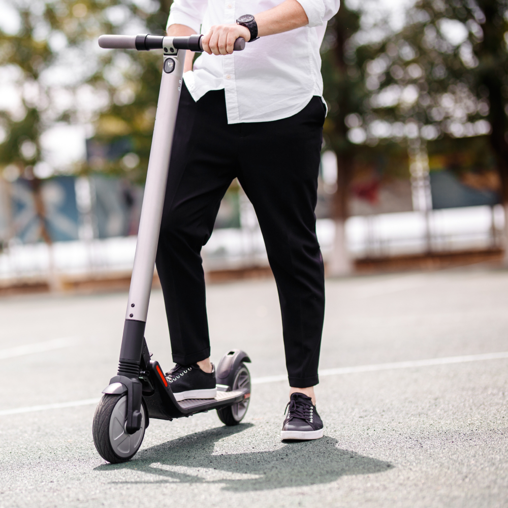 Электросамокат, вид сзади