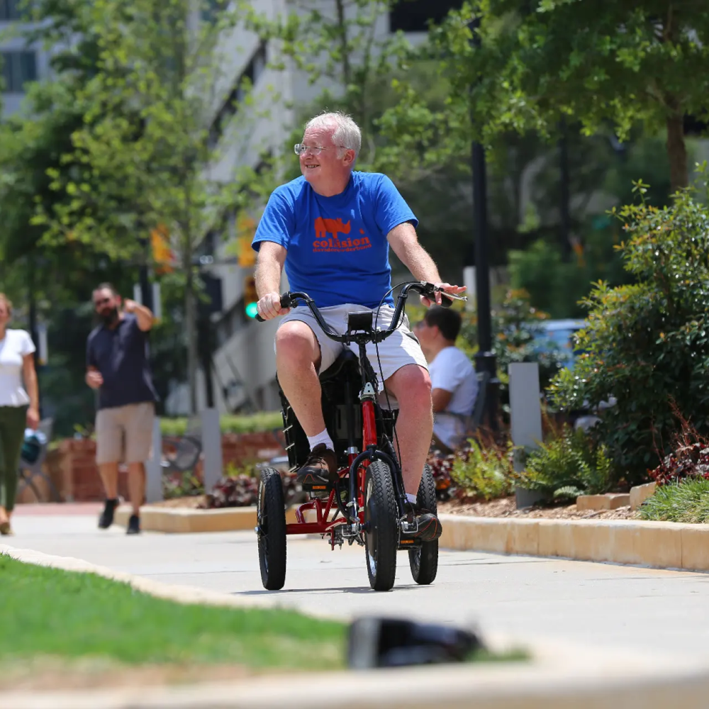 Пожилой мужчина на электровелосипеде, общий вид